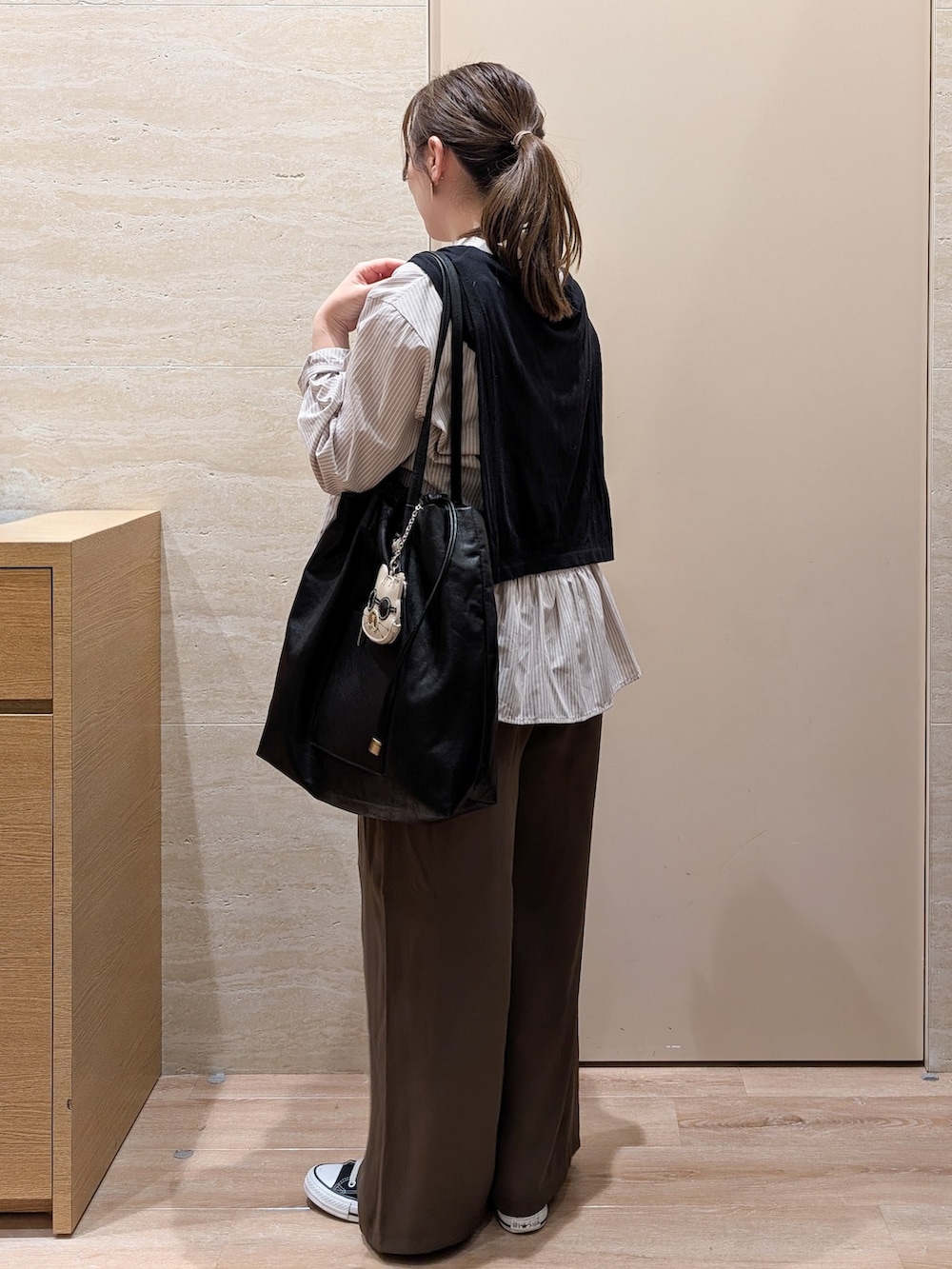 ベージュ系のシャツ/ブラウス、ブラウン系のその他パンツ、ブラック系のトートバッグを着用したレディースの秋コーディネートの8枚目の写真