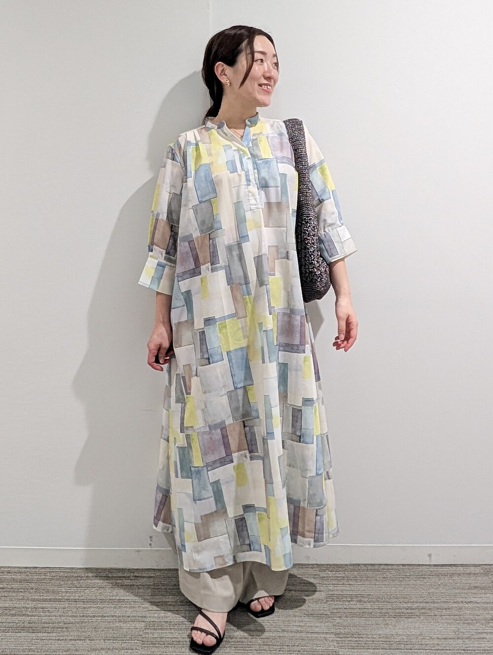 ブルー系のワンピース、ベージュ系のその他パンツ、シルバー系のショルダーバッグを着用したレディースの春コーディネートの8枚目の写真
