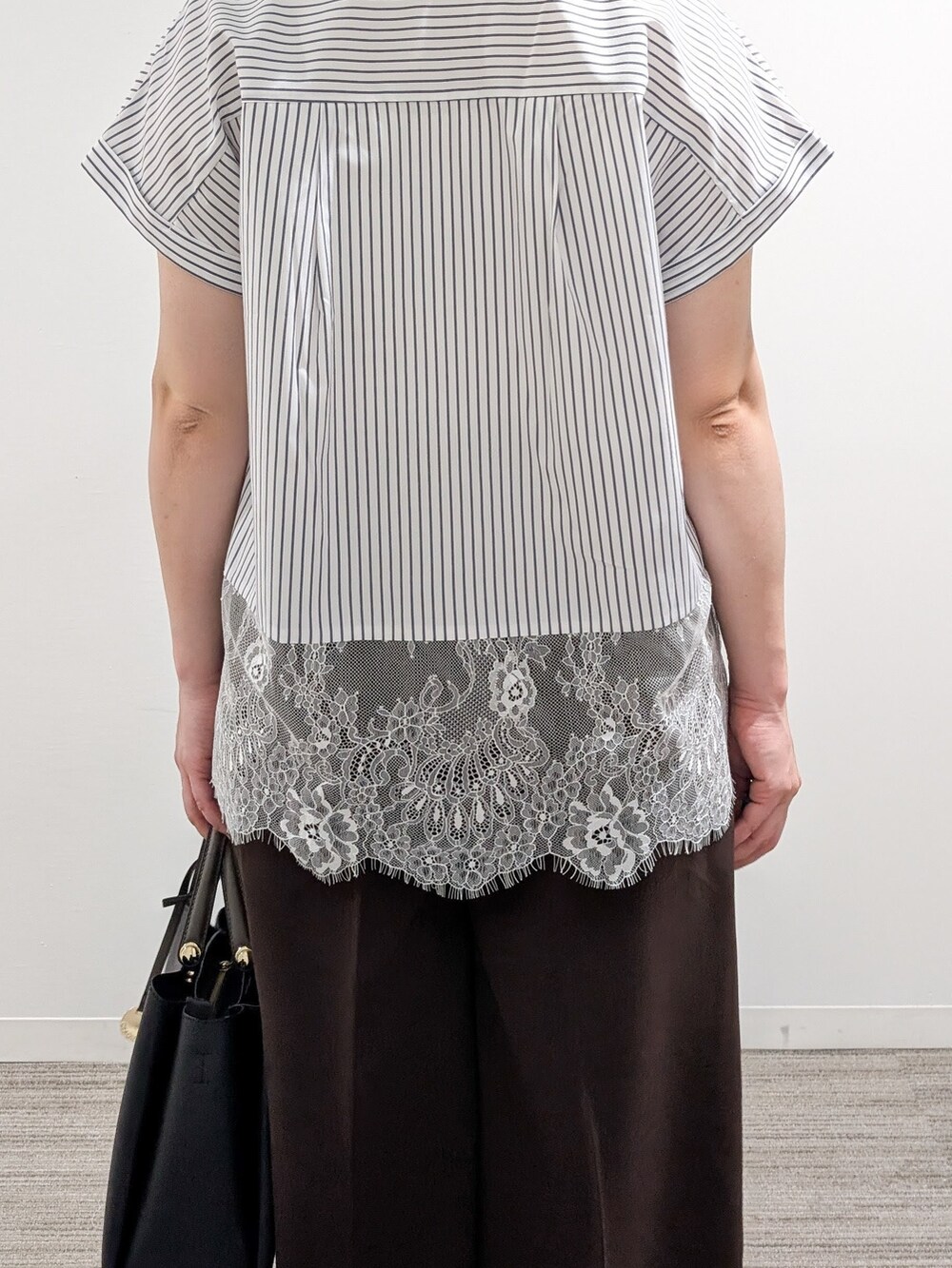 ブルー系のシャツ/ブラウス、ブラウン系のその他パンツ、ブラック系のトートバッグを着用したレディースの夏コーディネートの8枚目の写真