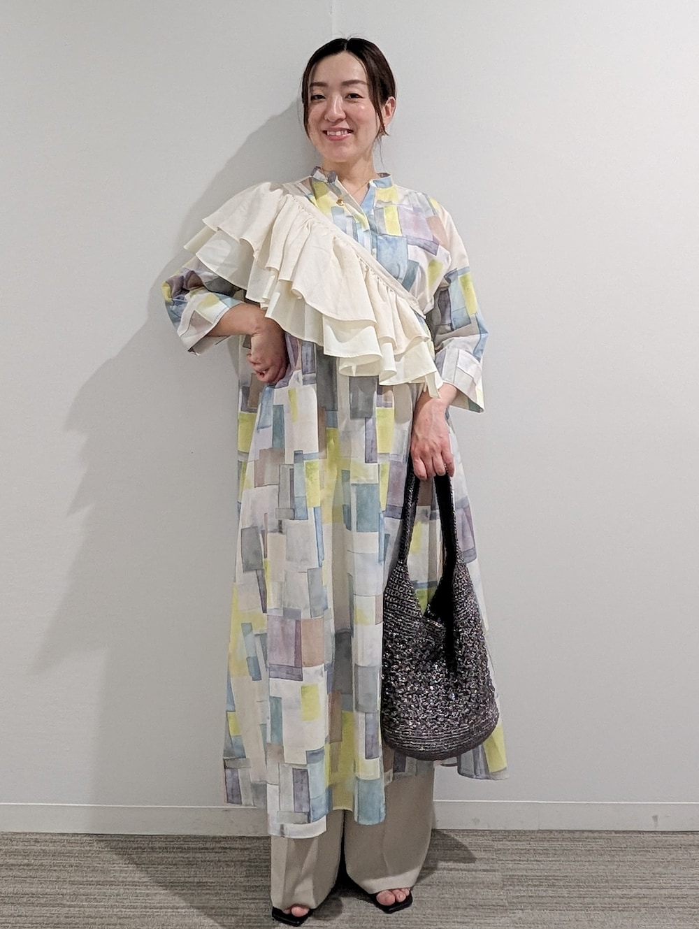 ブルー系のワンピース、ベージュ系のその他パンツ、シルバー系のショルダーバッグを着用したレディースの春コーディネートの10枚目の写真
