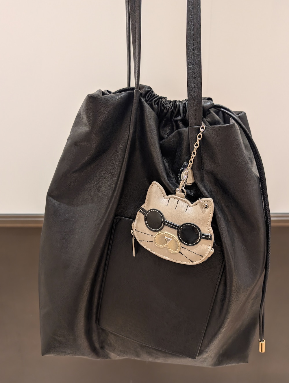 ベージュ系のシャツ/ブラウス、ブラウン系のその他パンツ、ブラック系のトートバッグを着用したレディースの秋コーディネートの9枚目の写真