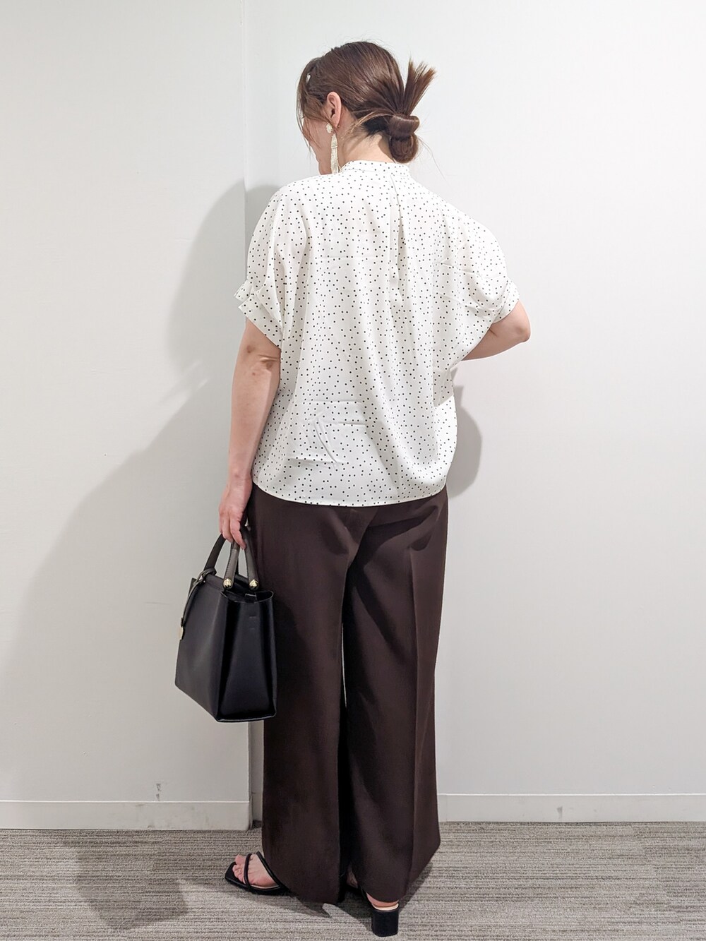 パープル系のカーディガン/ボレロ、ホワイト系のシャツ/ブラウス、ブラウン系のその他パンツを着用したレディースの夏コーディネートの8枚目の写真