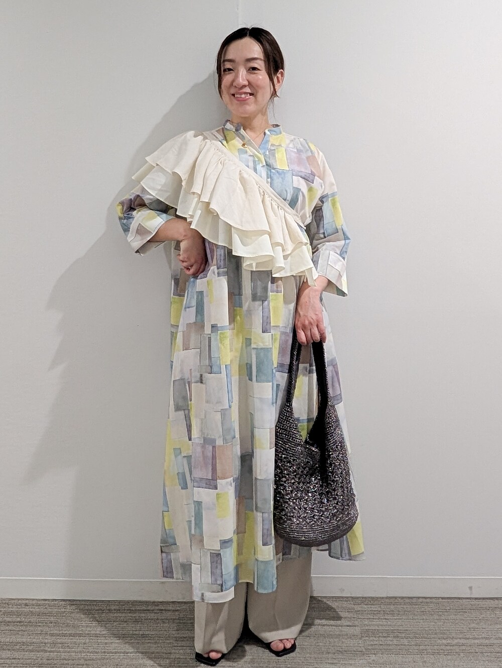 シルバー系のショルダーバッグ、ベージュ系のその他パンツ、ブラック系のサンダルを着用したレディースの春コーディネートの10枚目の写真
