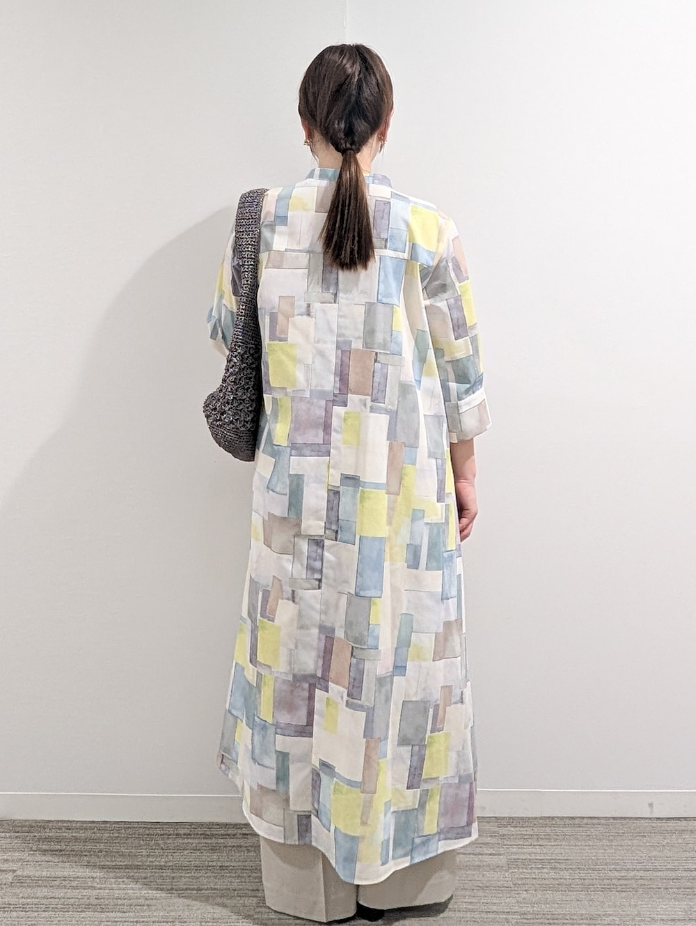 ブルー系のワンピース、ベージュ系のその他パンツ、シルバー系のショルダーバッグを着用したレディースの春コーディネートの5枚目の写真