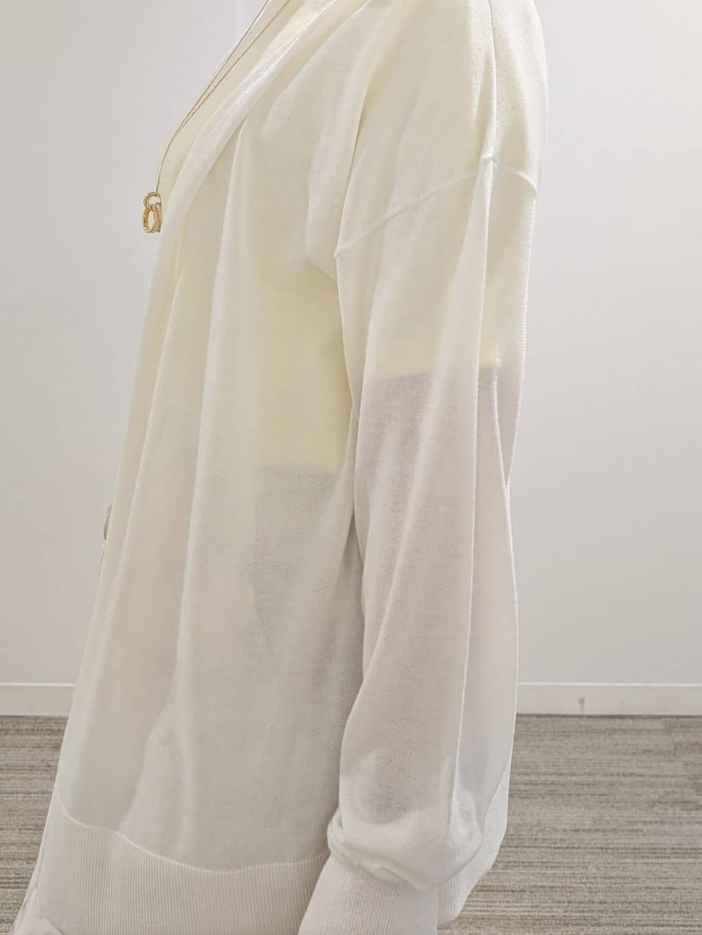 イエロー系のTシャツ/カットソー、ホワイト系のカーディガン/ボレロ、グレー系のその他パンツを着用したレディースの夏コーディネートの5枚目の写真