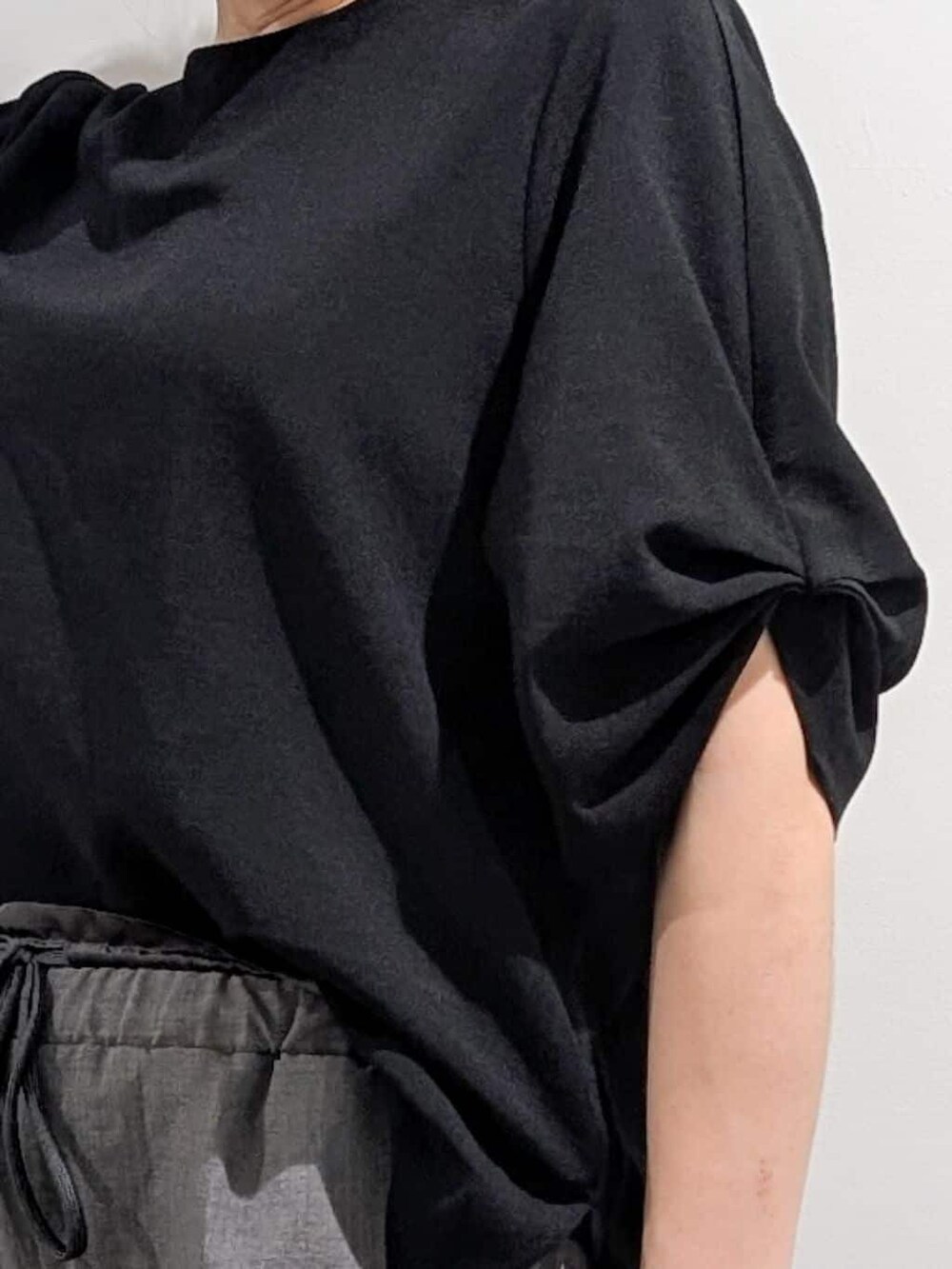 ブラック系のシャツ/ブラウス、グレー系のその他パンツ、ブラック系のハンドバッグを着用したレディースの夏コーディネートの10枚目の写真
