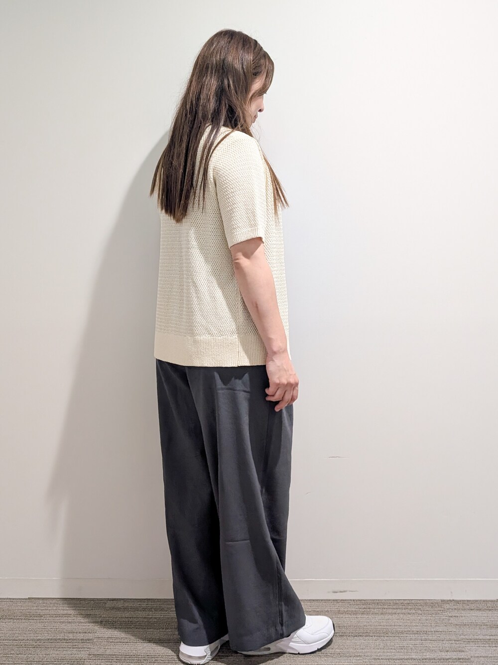 ホワイト系のカーディガン/ボレロ、ブラウン系のタンクトップ、グレー系のその他パンツを着用したレディースの秋コーディネートの3枚目の写真