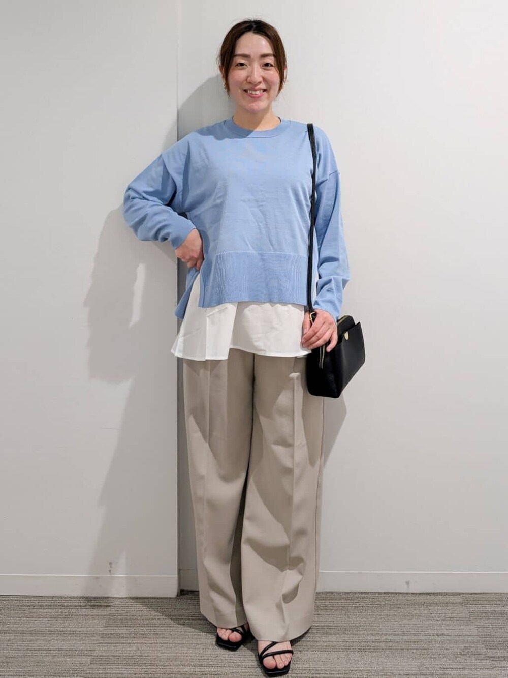 ブラック系のショルダーバッグ、ベージュ系のその他パンツ、ブラック系のサンダルを着用したレディースの春コーディネートの2枚目の写真