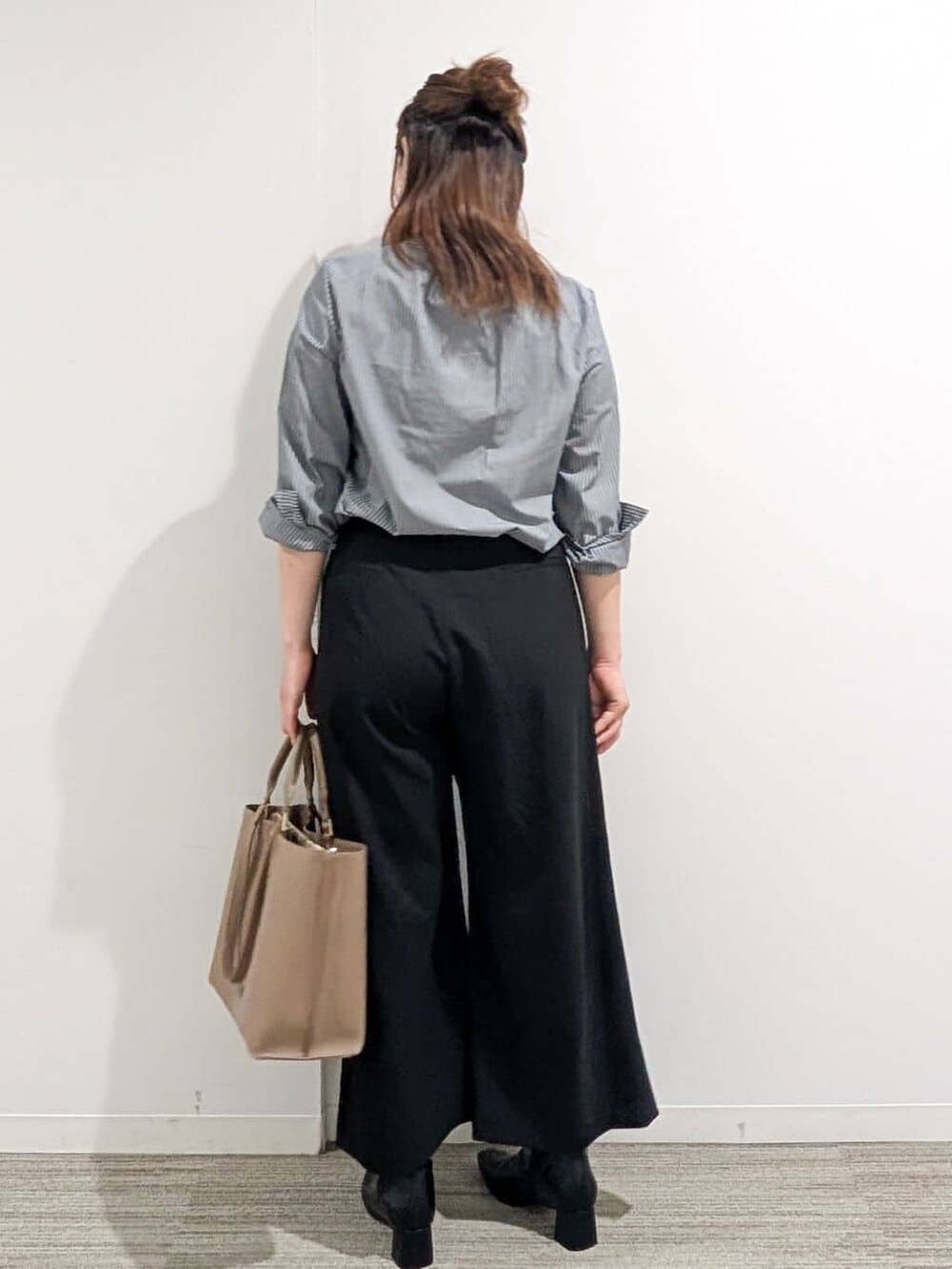 グレー系のシャツ/ブラウス、ブラック系のその他パンツ、ベージュ系のトートバッグを着用したレディースの秋コーディネートの8枚目の写真