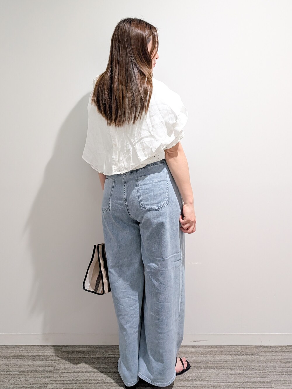 ホワイト系のシャツ/ブラウス、ホワイト系のシャツ/ブラウス、ブルー系のデニムパンツを着用したレディースの夏コーディネートの4枚目の写真