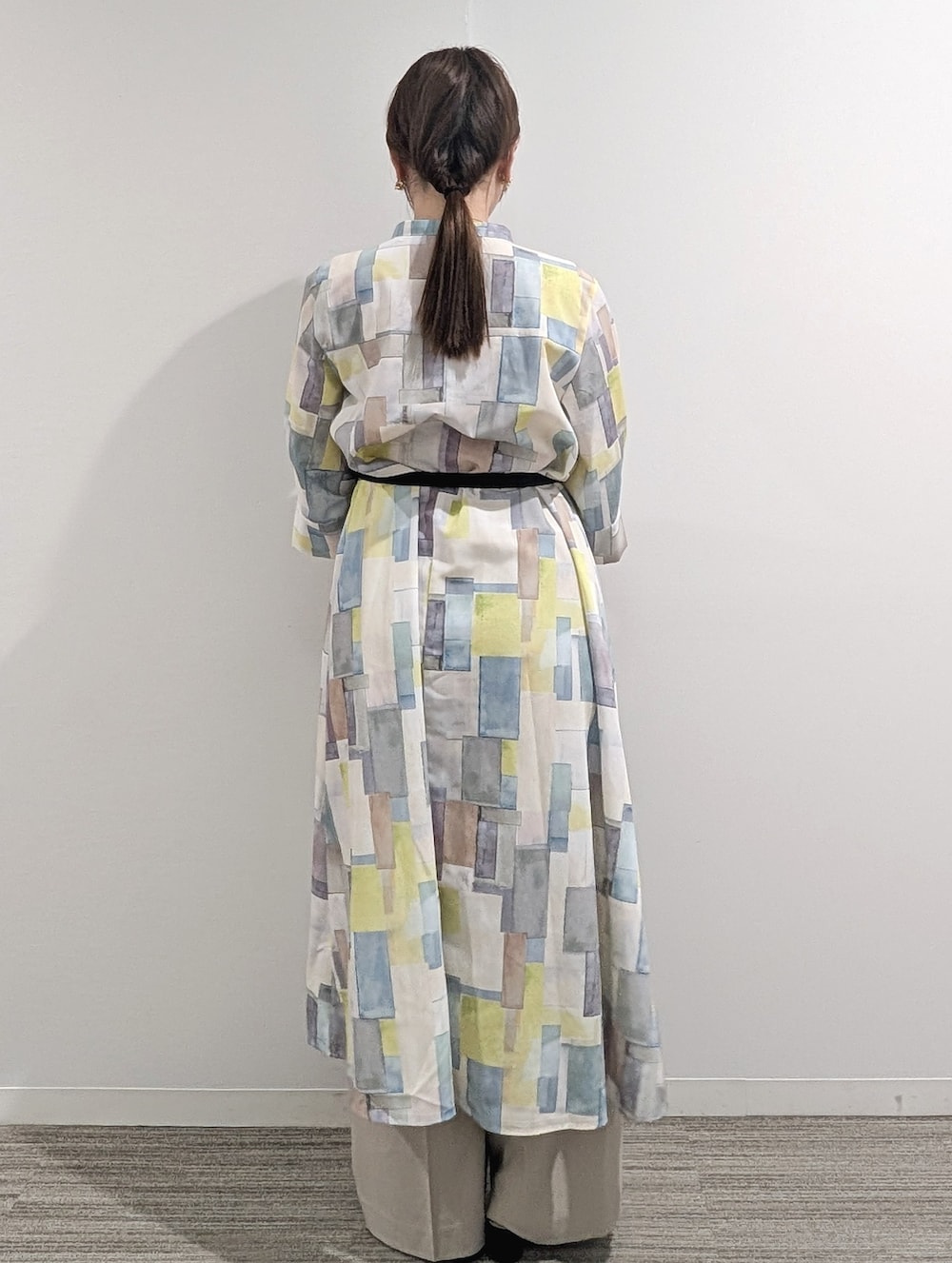 ブルー系のワンピース、ベージュ系のその他パンツ、シルバー系のショルダーバッグを着用したレディースの夏コーディネートの7枚目の写真