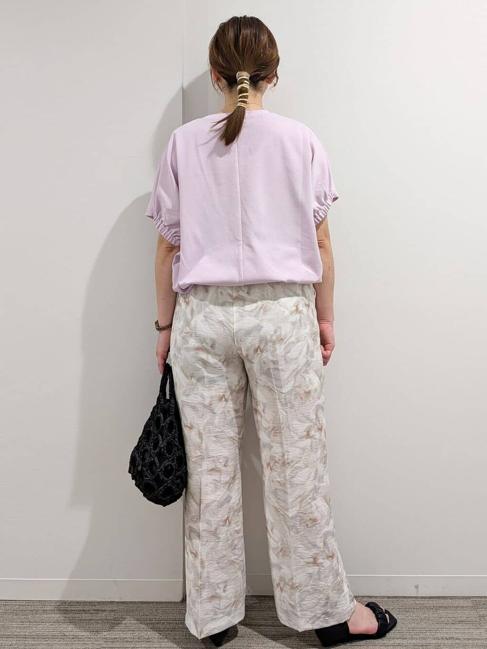 ピンク系のTシャツ/カットソー、グレー系のその他パンツ、ブラック系のハンドバッグを着用したレディースの夏コーディネートの4枚目の写真