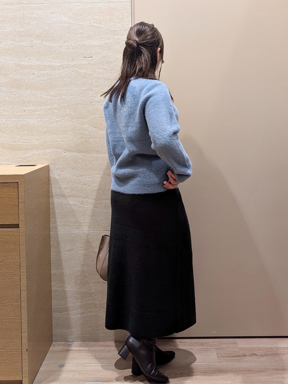 ブルー系のカーディガン/ボレロ、グレー系のスカート、ベージュ系のトートバッグを着用したレディースの秋コーディネートの7枚目の写真