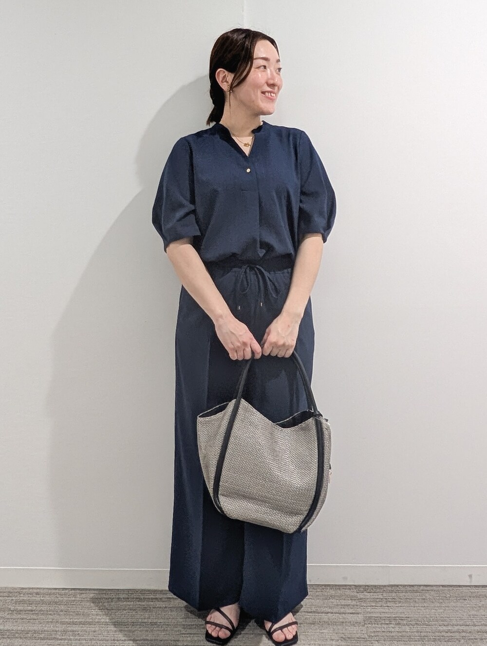 ブルー系のシャツ/ブラウス、ブルー系のその他パンツ、グレー系のトートバッグを着用したレディースの夏コーディネートの2枚目の写真