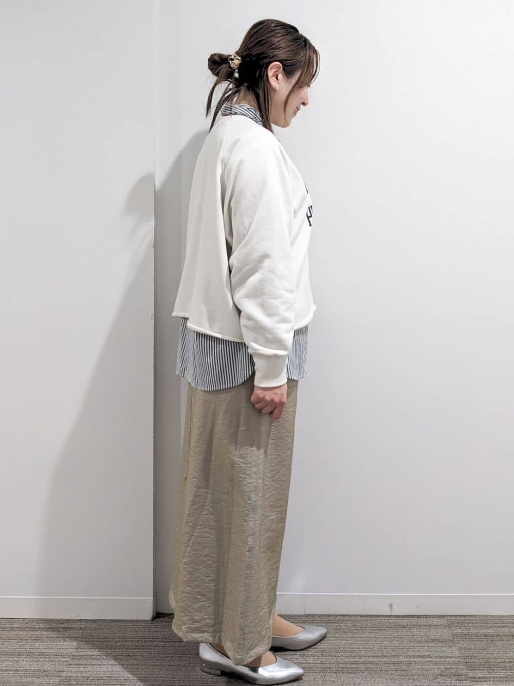 ホワイト系のスウェット、ホワイト系のシャツ/ブラウス、ベージュ系のスカートを着用したレディースの春コーディネートの3枚目の写真