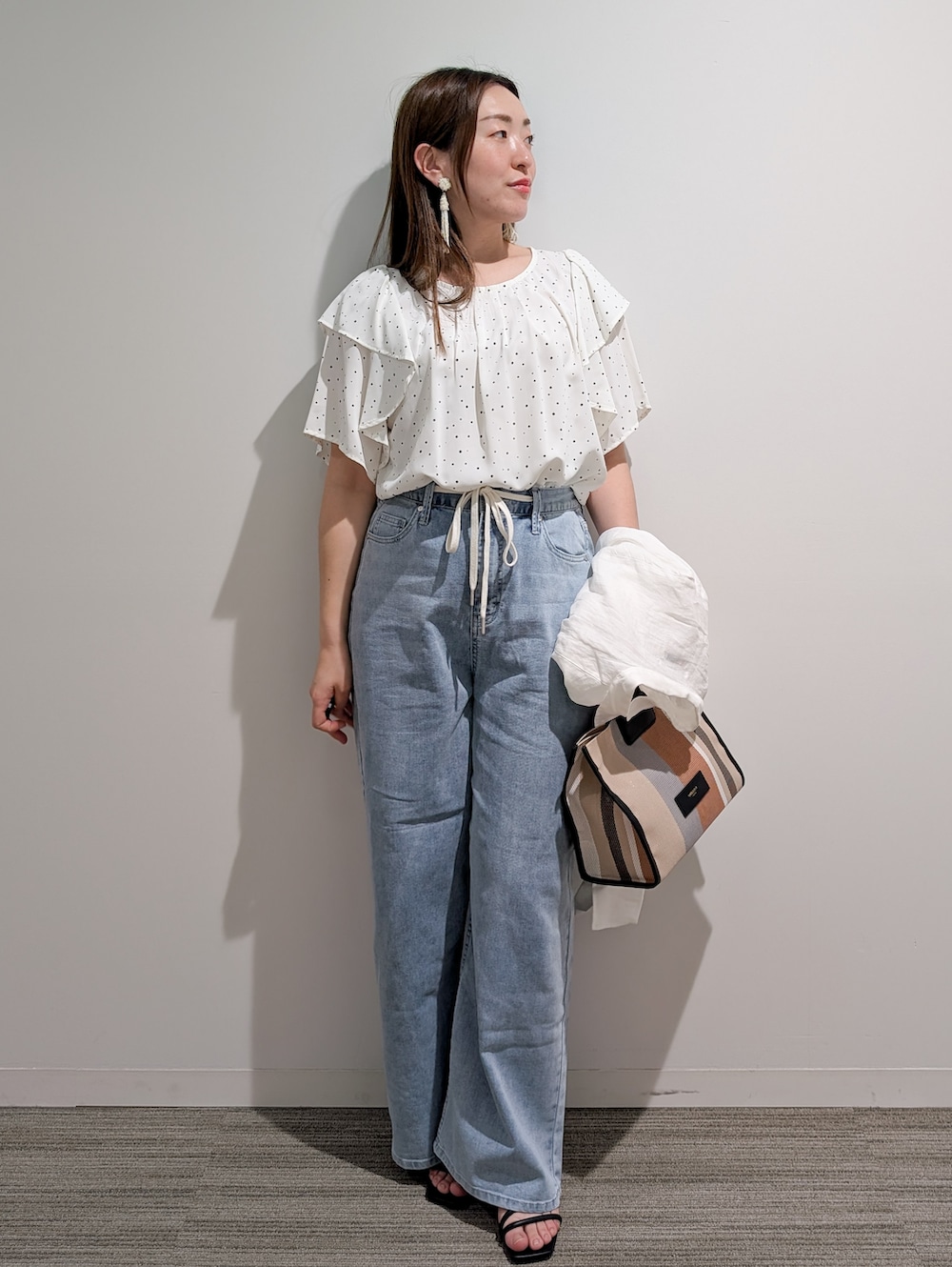 ホワイト系のシャツ/ブラウス、ホワイト系のシャツ/ブラウス、ブルー系のデニムパンツを着用したレディースの夏コーディネートの10枚目の写真