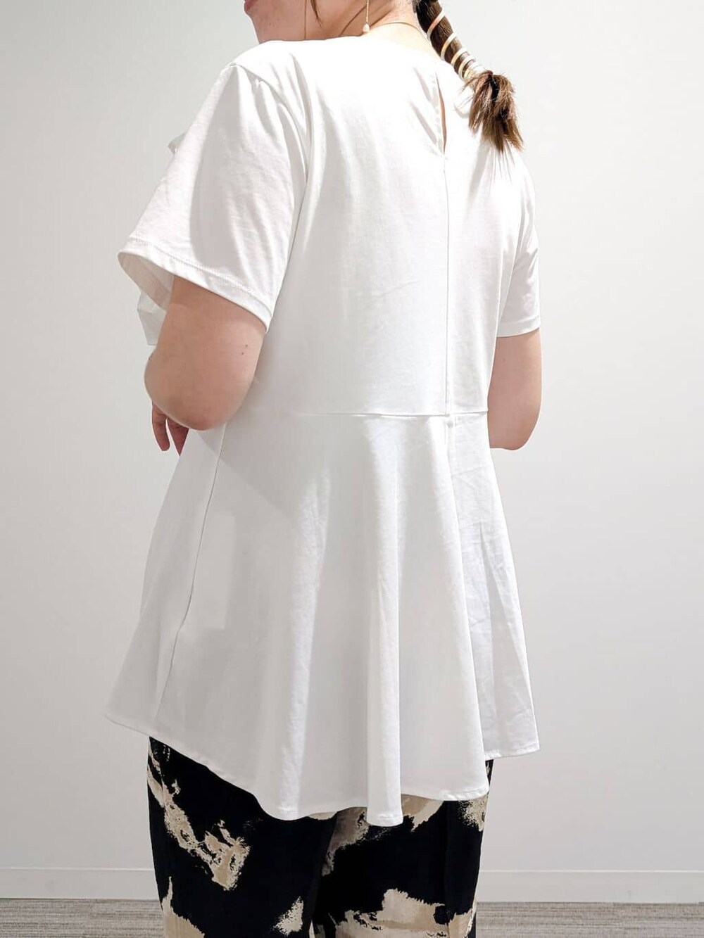 ホワイト系のTシャツ/カットソー、ブラック系のその他パンツ、ブラック系のサンダルを着用したレディースの夏コーディネートの9枚目の写真