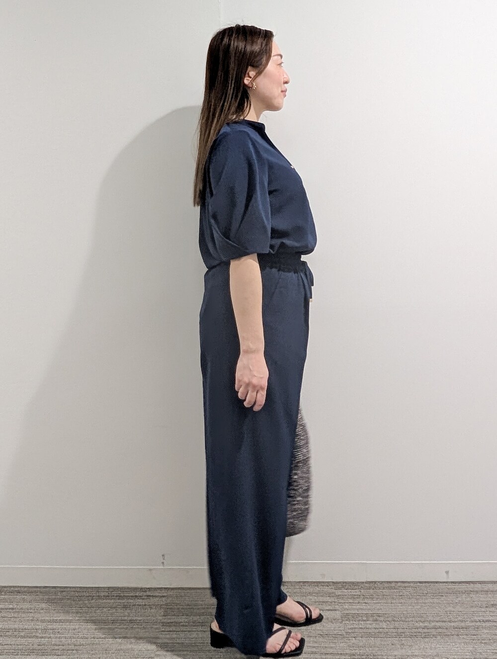 ブルー系のシャツ/ブラウス、ブルー系のその他パンツ、シルバー系のショルダーバッグを着用したレディースの春コーディネートの5枚目の写真