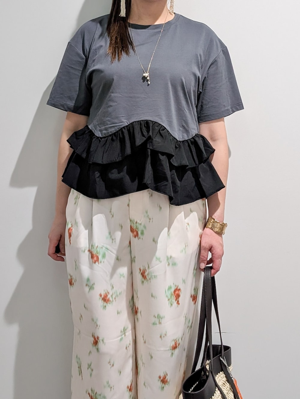 グレー系のTシャツ/カットソー、ホワイト系のその他パンツ、ブラウン系のトートバッグを着用したレディースの夏コーディネートの6枚目の写真