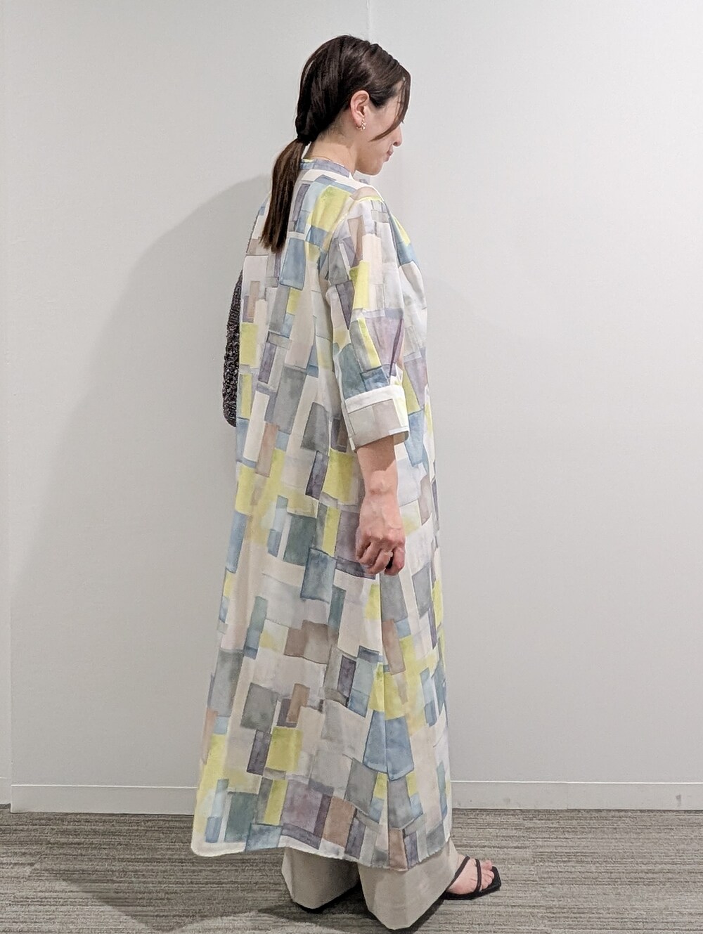 ブルー系のワンピース、ベージュ系のその他パンツ、シルバー系のショルダーバッグを着用したレディースの春コーディネートの6枚目の写真