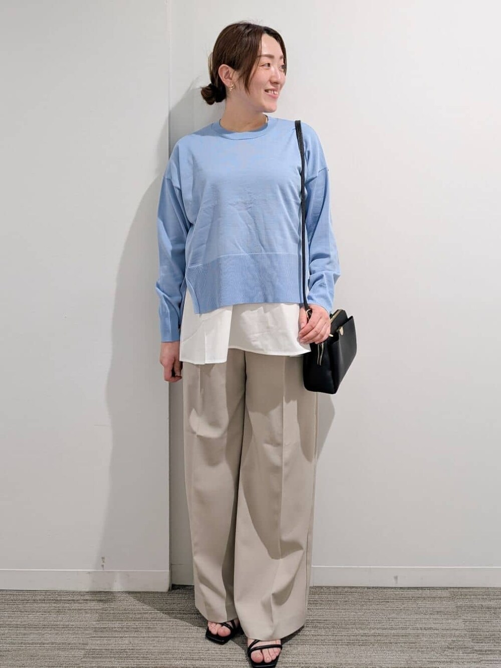 ブラック系のショルダーバッグ、ベージュ系のその他パンツ、ブラック系のサンダルを着用したレディースの春コーディネートの4枚目の写真