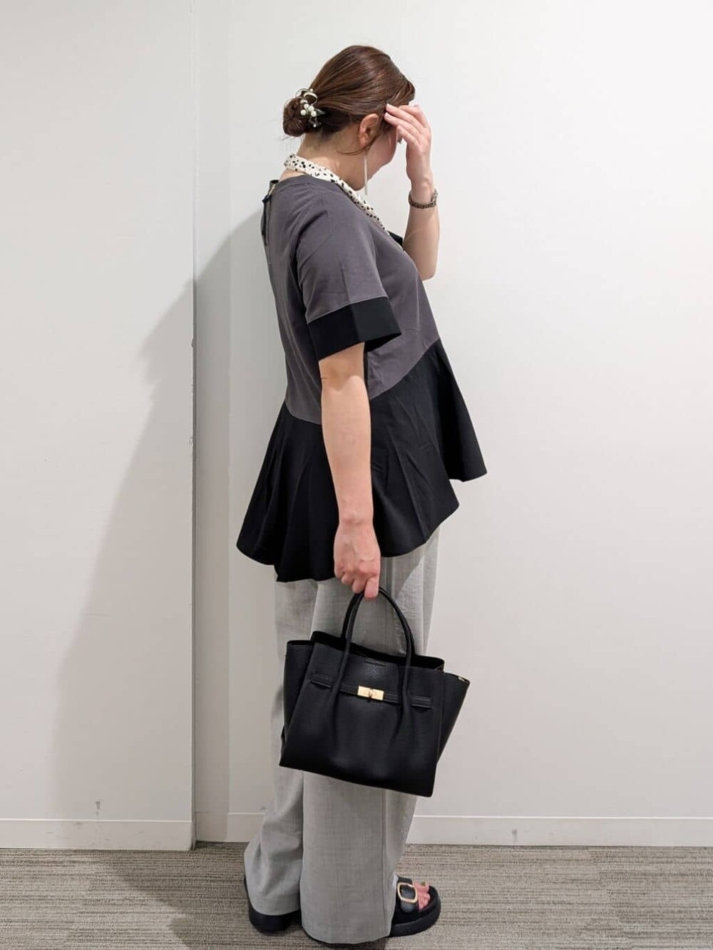 グレー系のTシャツ/カットソー、グレー系のその他パンツ、ブラック系のサンダルを着用したレディースの夏コーディネートの7枚目の写真
