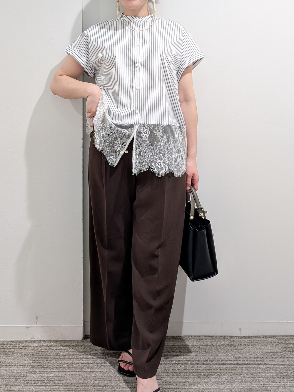 ブルー系のシャツ/ブラウス、ブラウン系のその他パンツ、ブラック系のトートバッグを着用したレディースの夏コーディネートの6枚目の写真