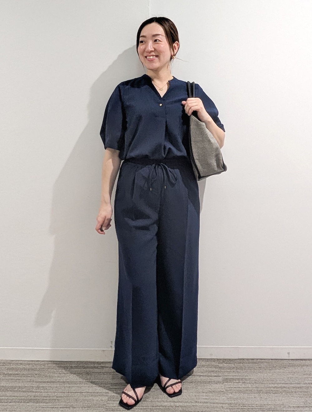 ブルー系のシャツ/ブラウス、ブルー系のその他パンツ、グレー系のトートバッグを着用したレディースの夏コーディネートの3枚目の写真