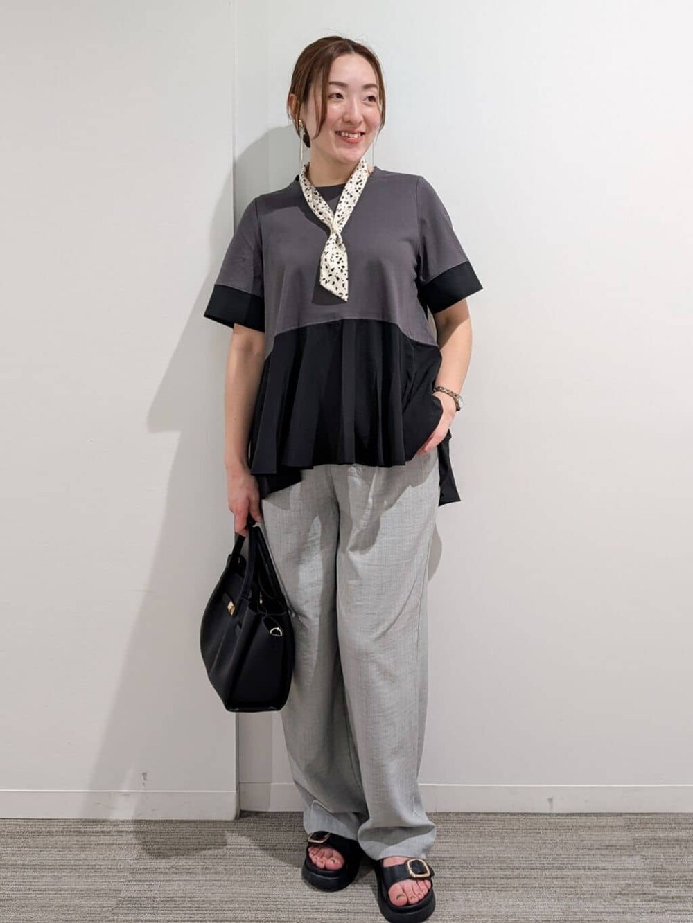 グレー系のTシャツ/カットソー、グレー系のその他パンツ、ブラック系のサンダルを着用したレディースの夏コーディネートの4枚目の写真
