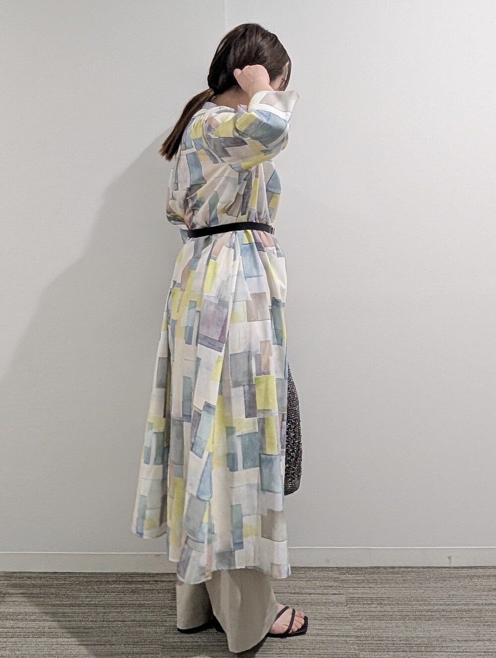 ブルー系のワンピース、ベージュ系のその他パンツ、シルバー系のショルダーバッグを着用したレディースの夏コーディネートの8枚目の写真