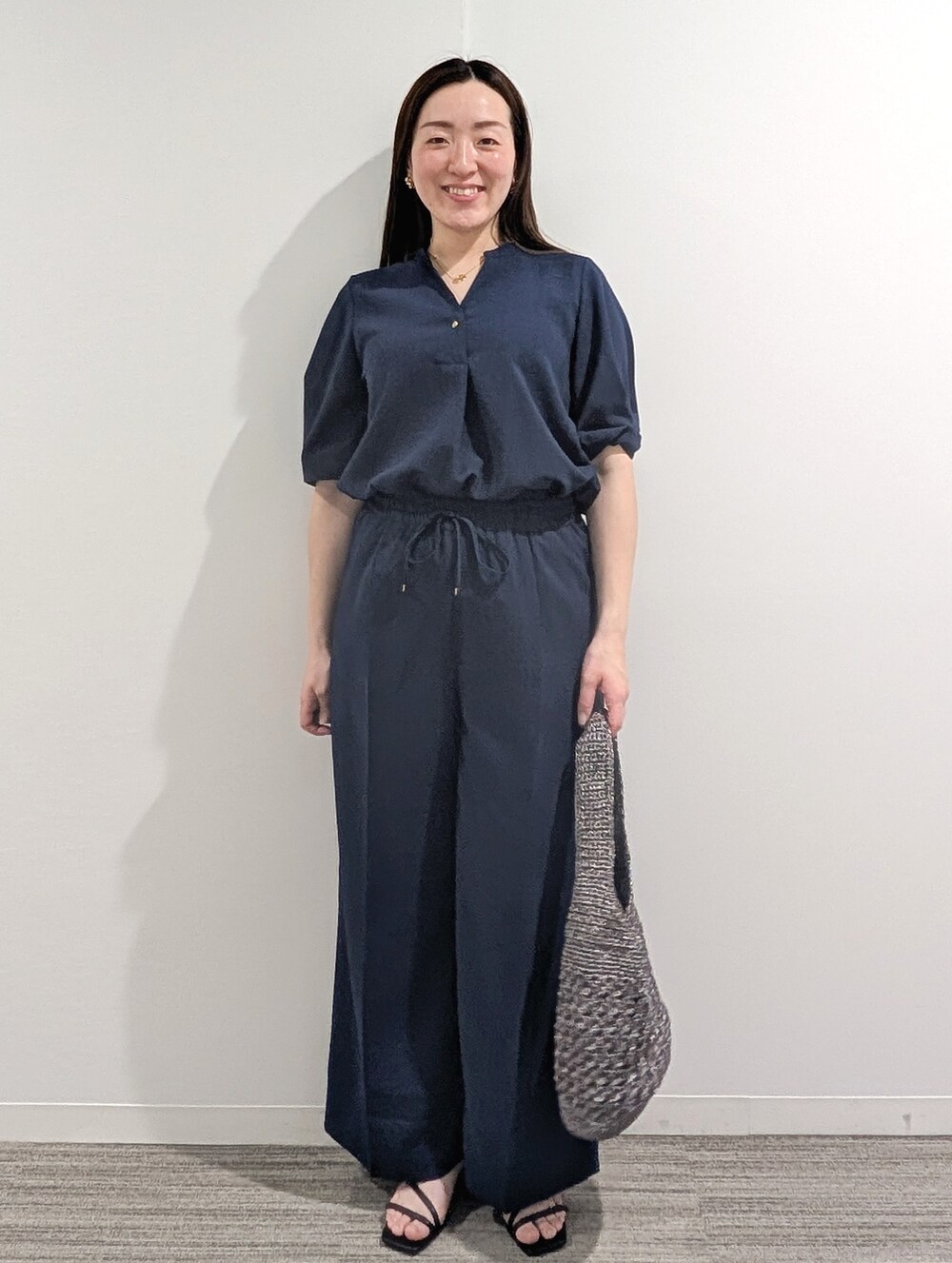 ブルー系のシャツ/ブラウス、ブルー系のその他パンツ、シルバー系のショルダーバッグを着用したレディースの春コーディネートの3枚目の写真