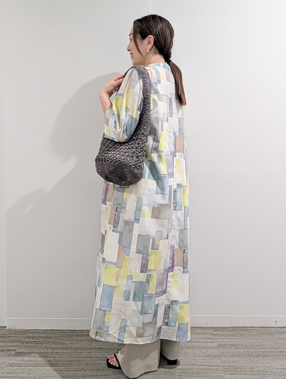 ブルー系のワンピース、ベージュ系のその他パンツ、シルバー系のショルダーバッグを着用したレディースの春コーディネートの4枚目の写真