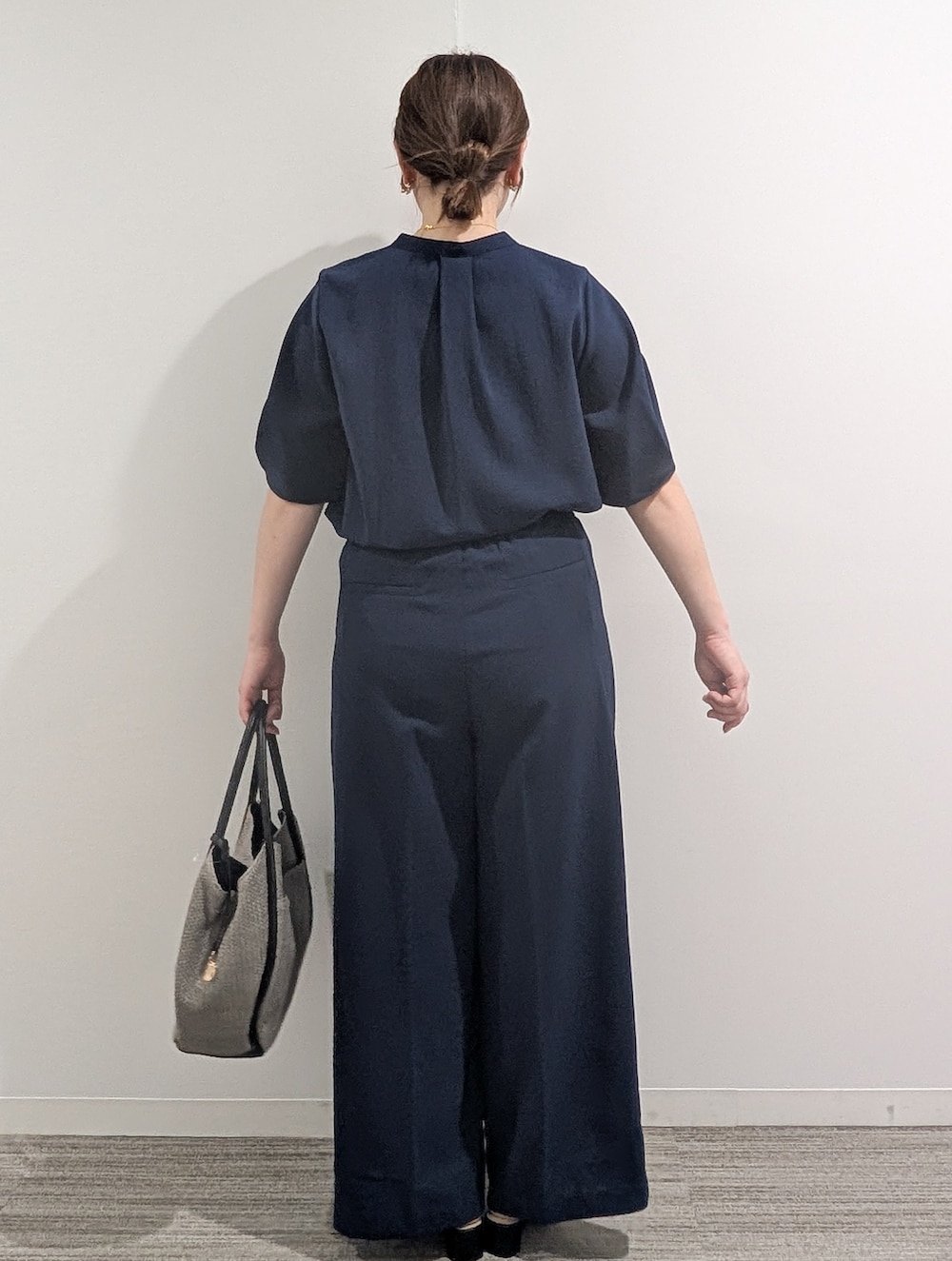 ブルー系のシャツ/ブラウス、ブルー系のその他パンツ、グレー系のトートバッグを着用したレディースの夏コーディネートの7枚目の写真