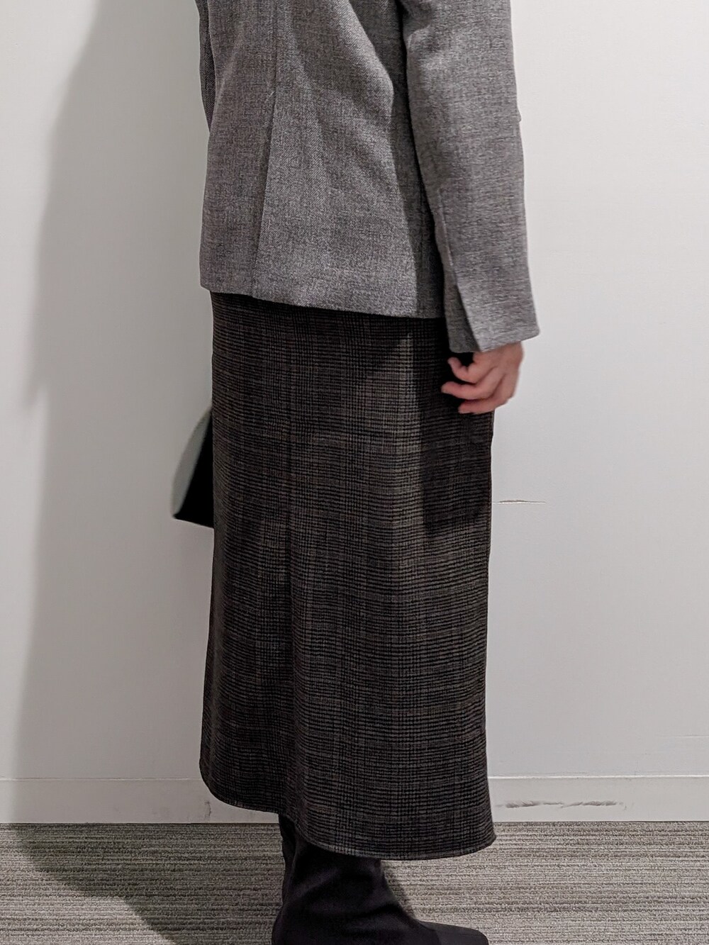 グレー系のノーカラージャケット、レッド系のニット/セーター、ブラウン系のスカートを着用したレディースの秋コーディネートの4枚目の写真