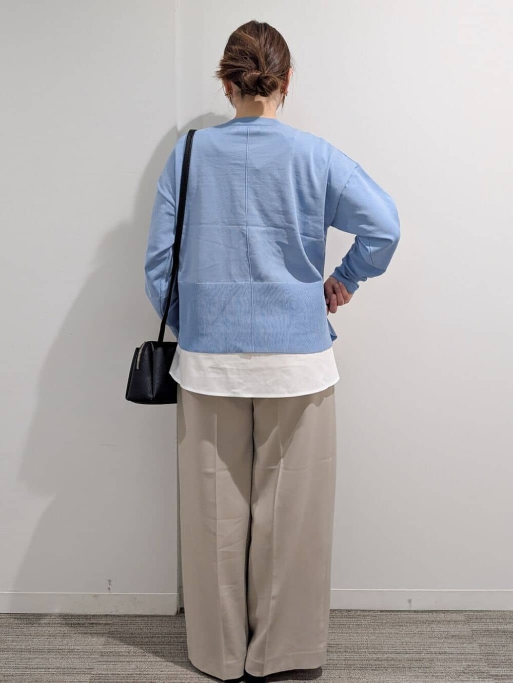 ブラック系のショルダーバッグ、ベージュ系のその他パンツ、ブラック系のサンダルを着用したレディースの春コーディネートの7枚目の写真