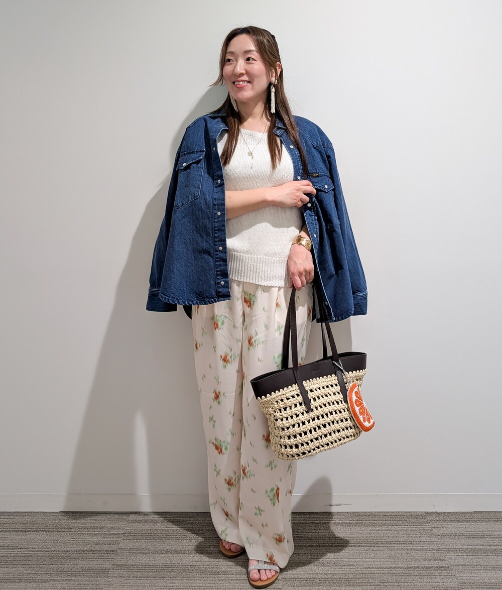 グレー系のTシャツ/カットソー、ホワイト系のその他パンツ、ブラウン系のトートバッグを着用したレディースの夏コーディネートの8枚目の写真