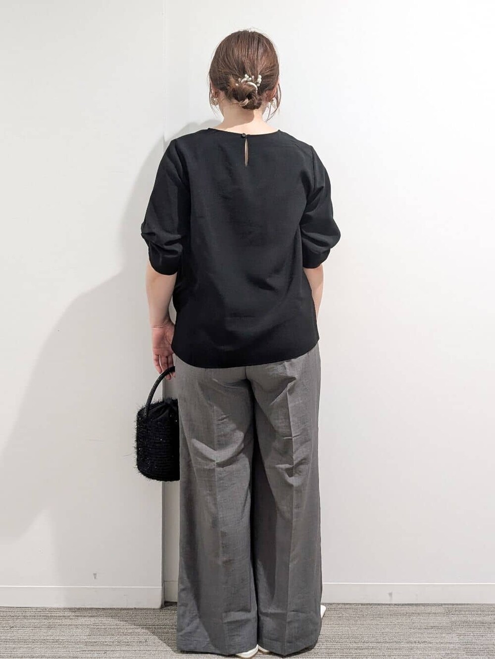 ブラック系のシャツ/ブラウス、グレー系のその他パンツ、ブラック系のハンドバッグを着用したレディースの夏コーディネートの6枚目の写真