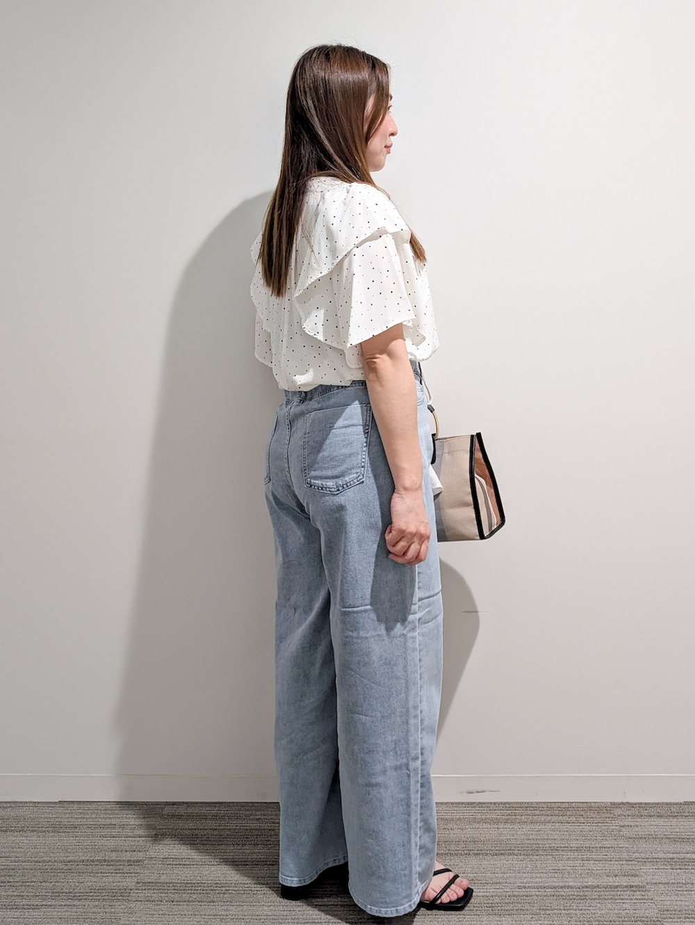 ホワイト系のシャツ/ブラウス、ホワイト系のシャツ/ブラウス、ブルー系のデニムパンツを着用したレディースの夏コーディネートの4枚目の写真
