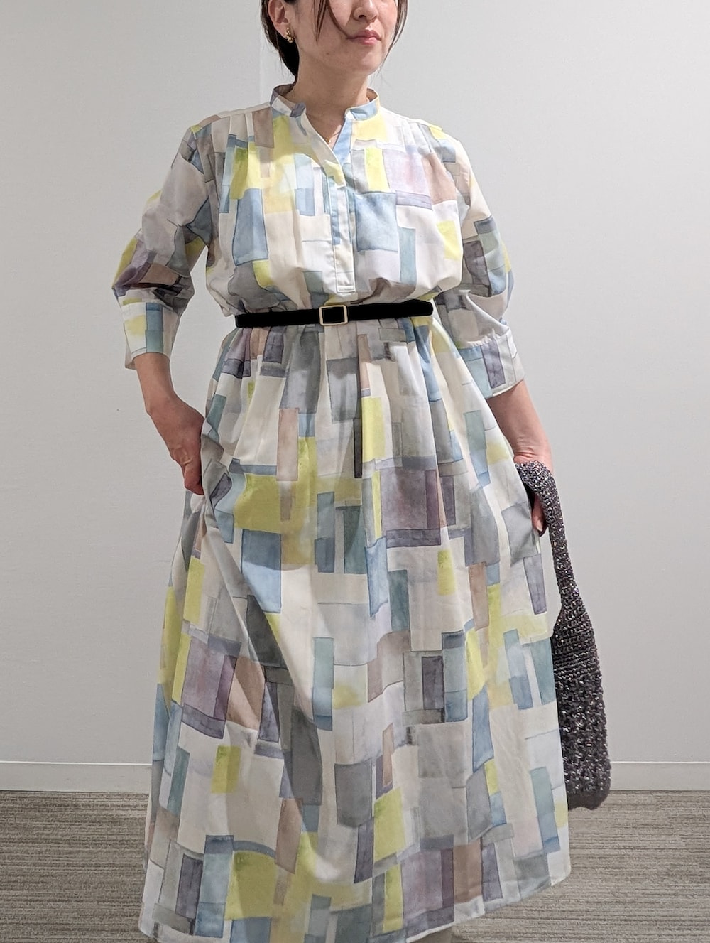 ブルー系のワンピース、ベージュ系のその他パンツ、シルバー系のショルダーバッグを着用したレディースの夏コーディネートの9枚目の写真