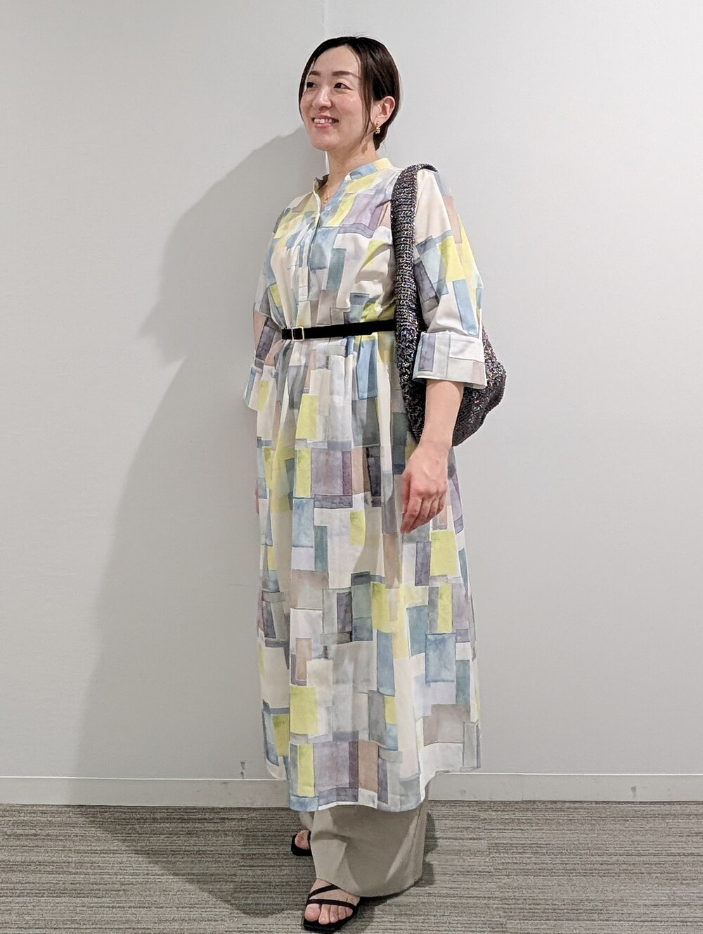 ブルー系のワンピース、ベージュ系のその他パンツ、シルバー系のショルダーバッグを着用したレディースの夏コーディネートの4枚目の写真