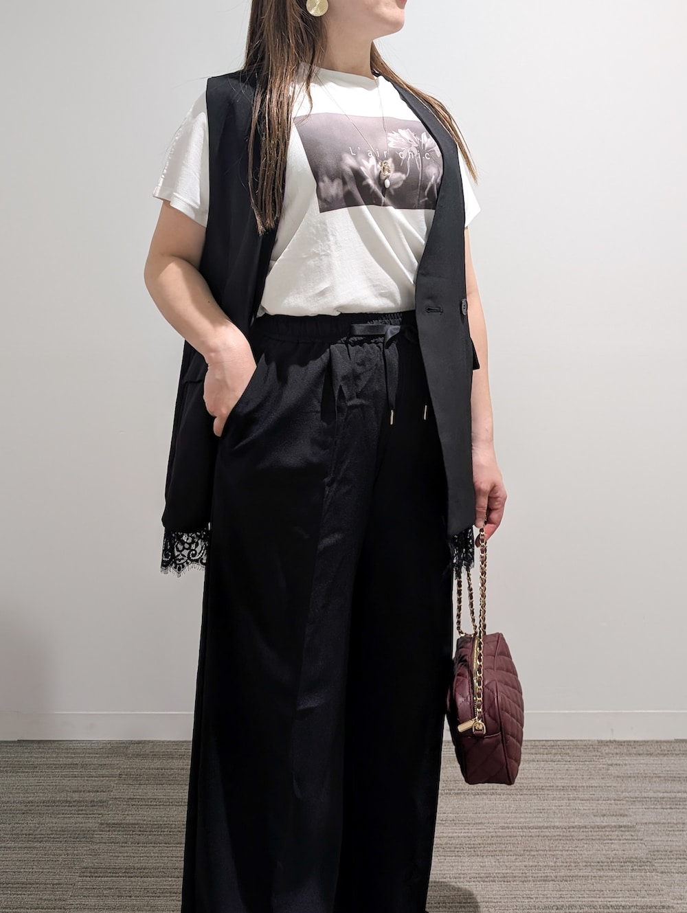 ブラック系のベスト、ホワイト系のTシャツ/カットソー、ブラック系のその他パンツを着用したレディースの秋コーディネートの8枚目の写真