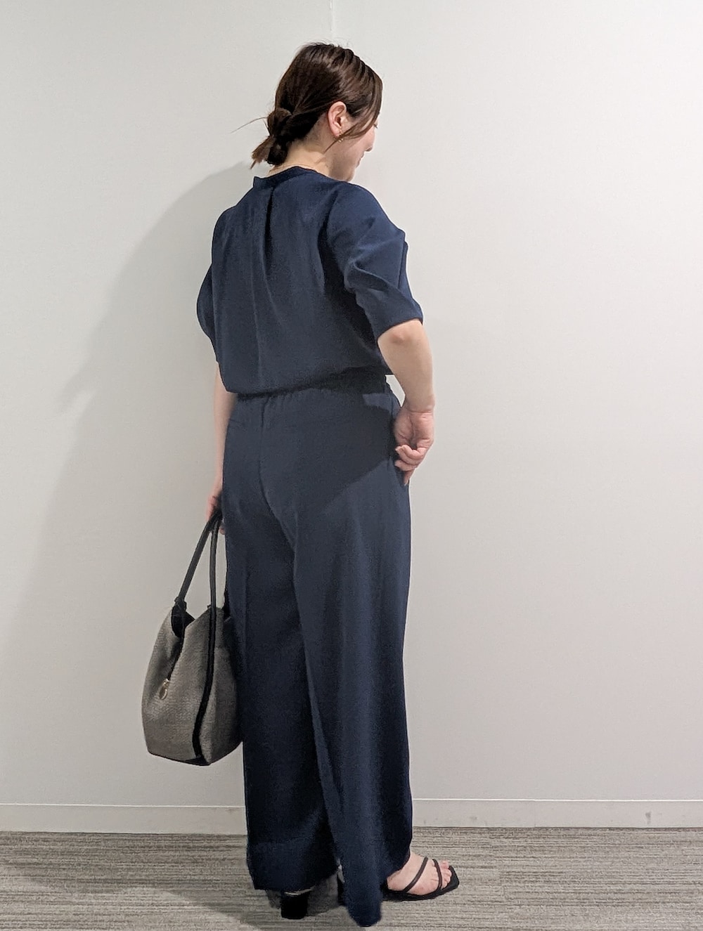 ブルー系のシャツ/ブラウス、ブルー系のその他パンツ、グレー系のトートバッグを着用したレディースの夏コーディネートの9枚目の写真