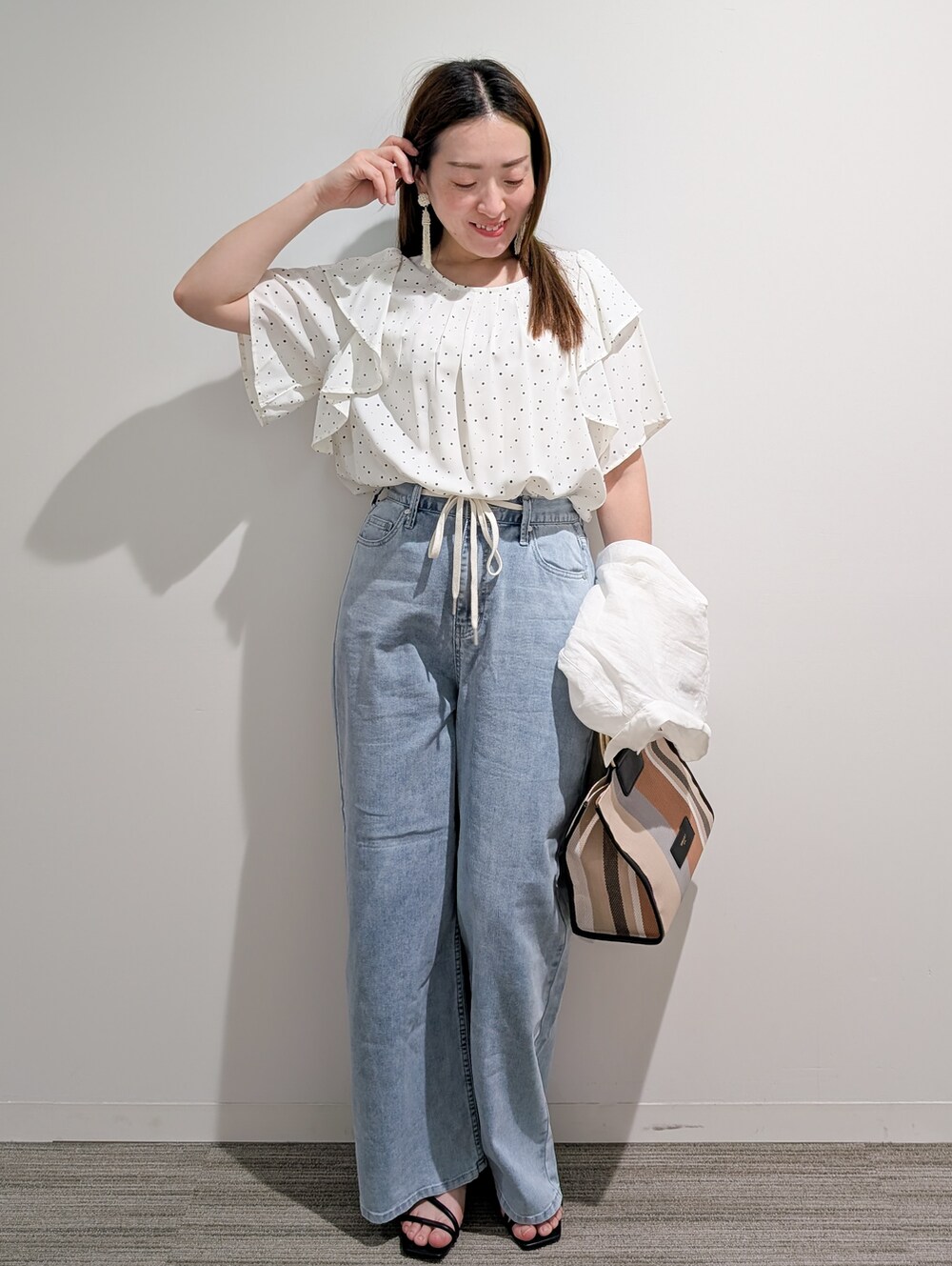ホワイト系のシャツ/ブラウス、ホワイト系のシャツ/ブラウス、ブラック系のサンダルを着用したレディースの春コーディネートの9枚目の写真