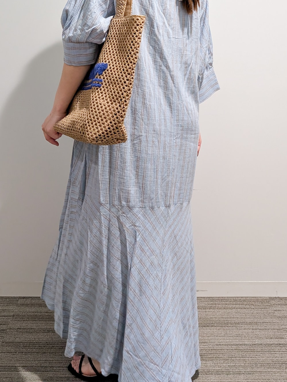 ブルー系のワンピース、ベージュ系のトートバッグ、ブラック系のサンダルを着用したレディースの夏コーディネートの9枚目の写真