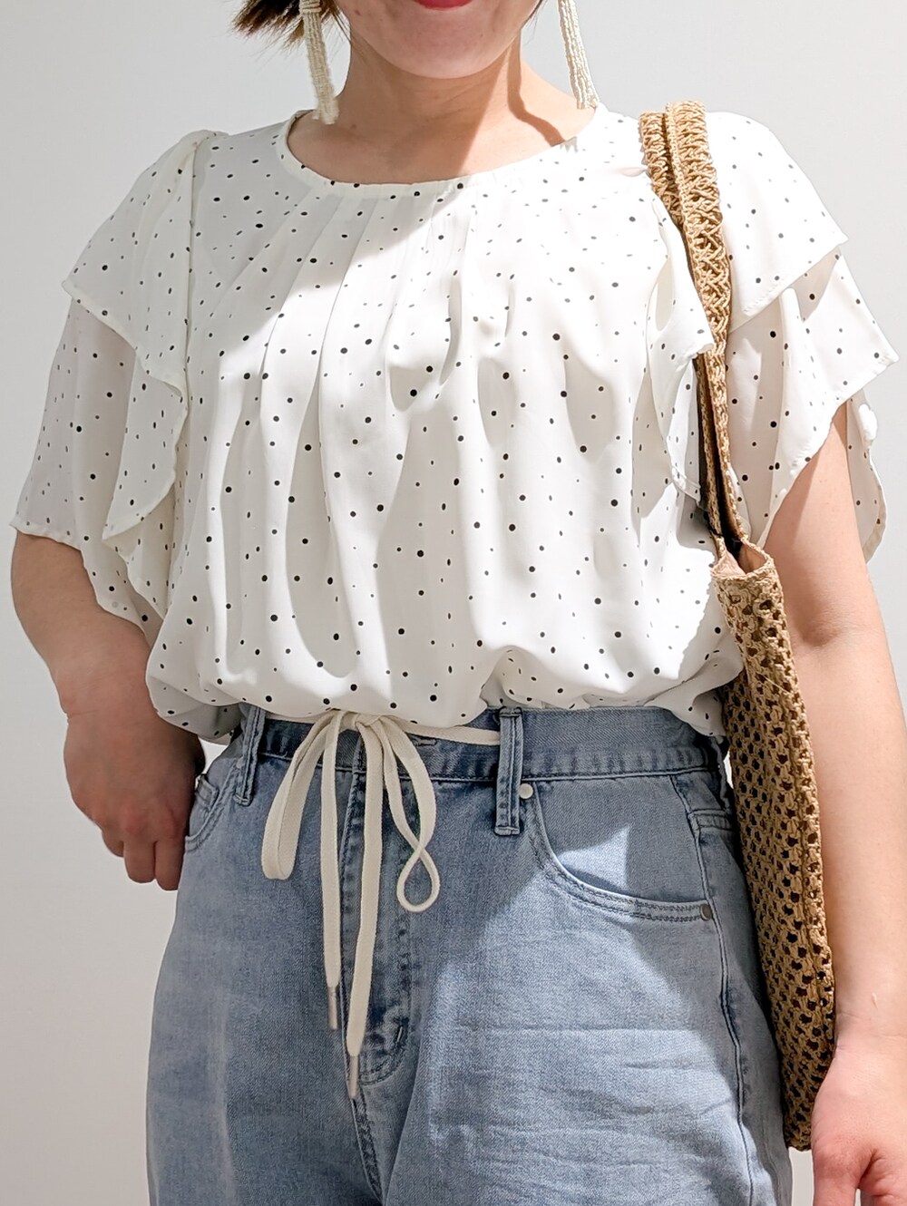 ホワイト系のシャツ/ブラウス、ホワイト系のシャツ/ブラウス、ブラック系のサンダルを着用したレディースの春コーディネートの8枚目の写真
