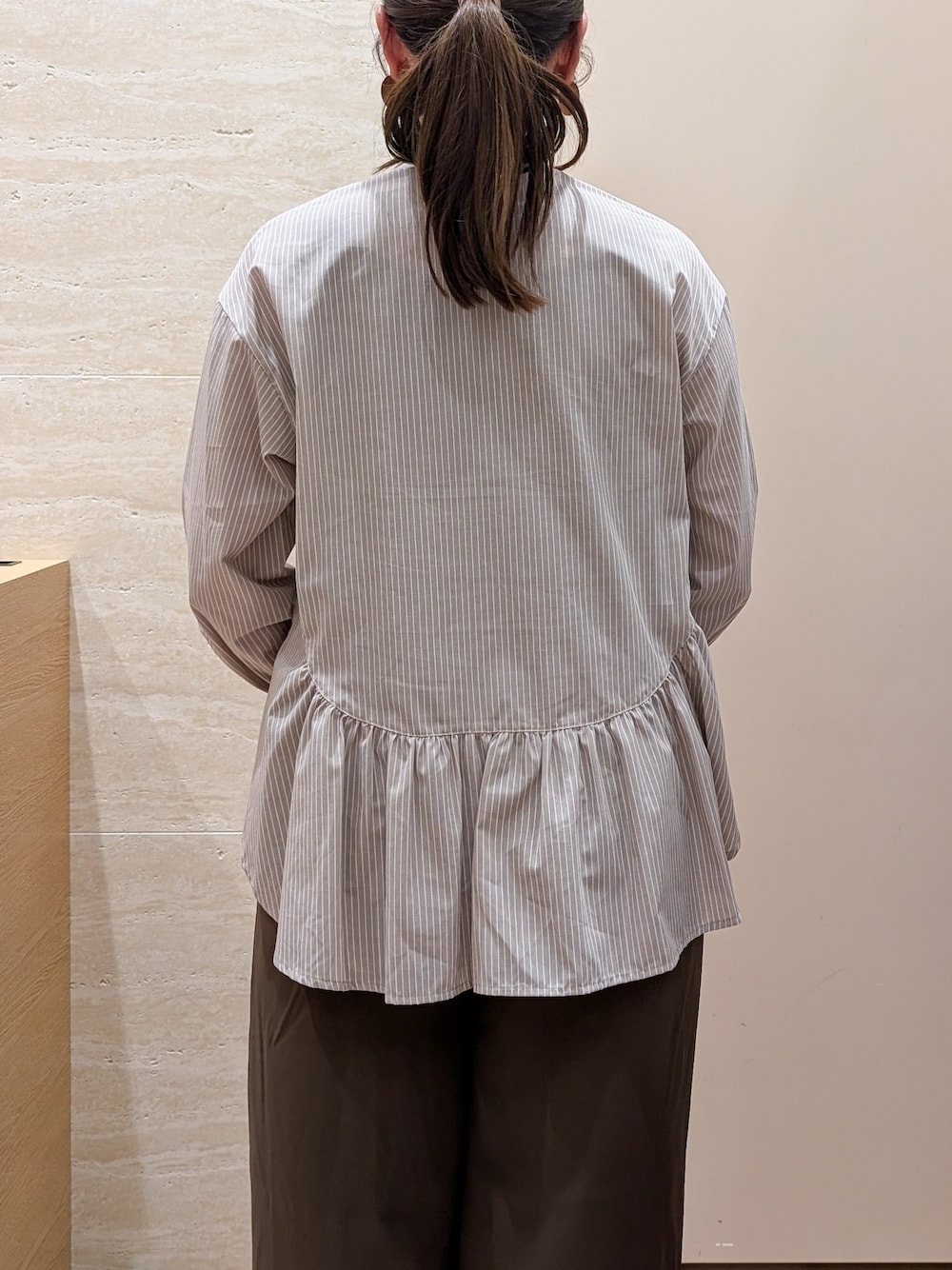 ベージュ系のシャツ/ブラウス、ブラウン系のその他パンツ、ブラック系のトートバッグを着用したレディースの秋コーディネートの4枚目の写真