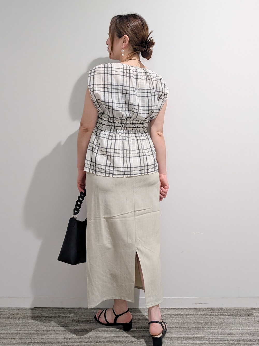 ベージュ系のシャツ/ブラウス、ベージュ系のスカート、ブラック系のショルダーバッグを着用したレディースの夏コーディネートの8枚目の写真