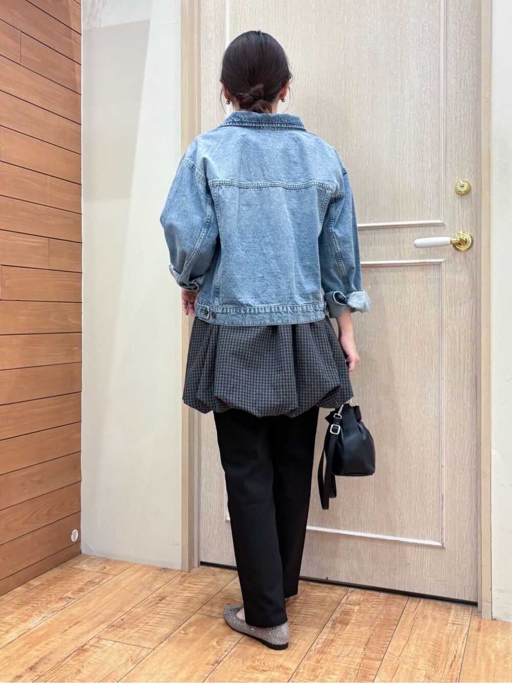 ブルー系のデニムジャケット、グレー系のチュニック、ホワイト系のTシャツ/カットソーを着用したレディースの春コーディネートの3枚目の写真