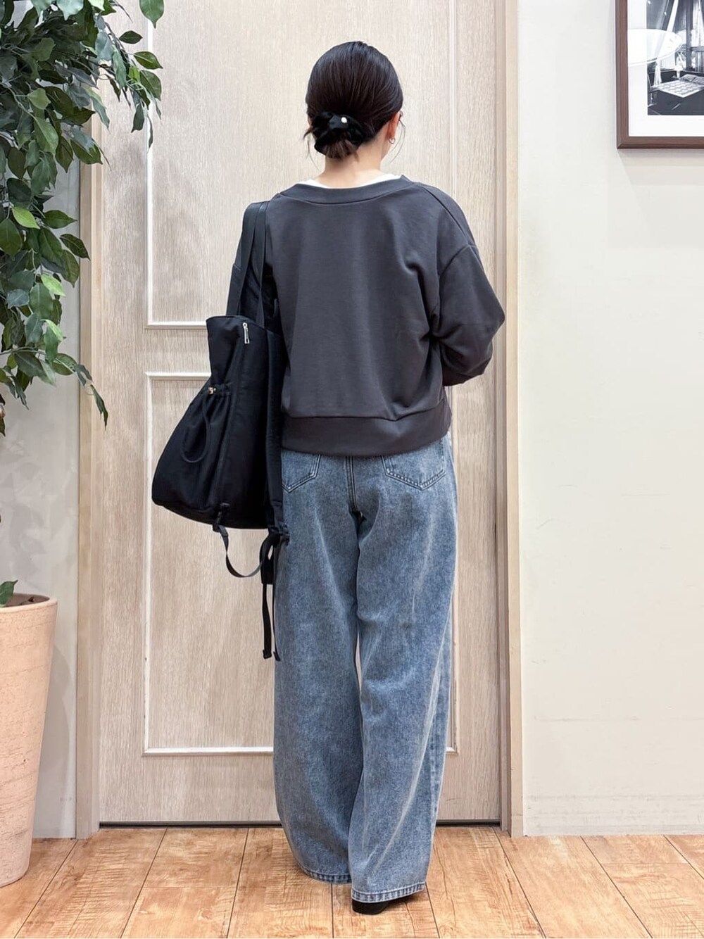 グレー系のカーディガン/ボレロ、ホワイト系のTシャツ/カットソー、ブルー系のデニムパンツを着用したレディースの秋コーディネートの3枚目の写真