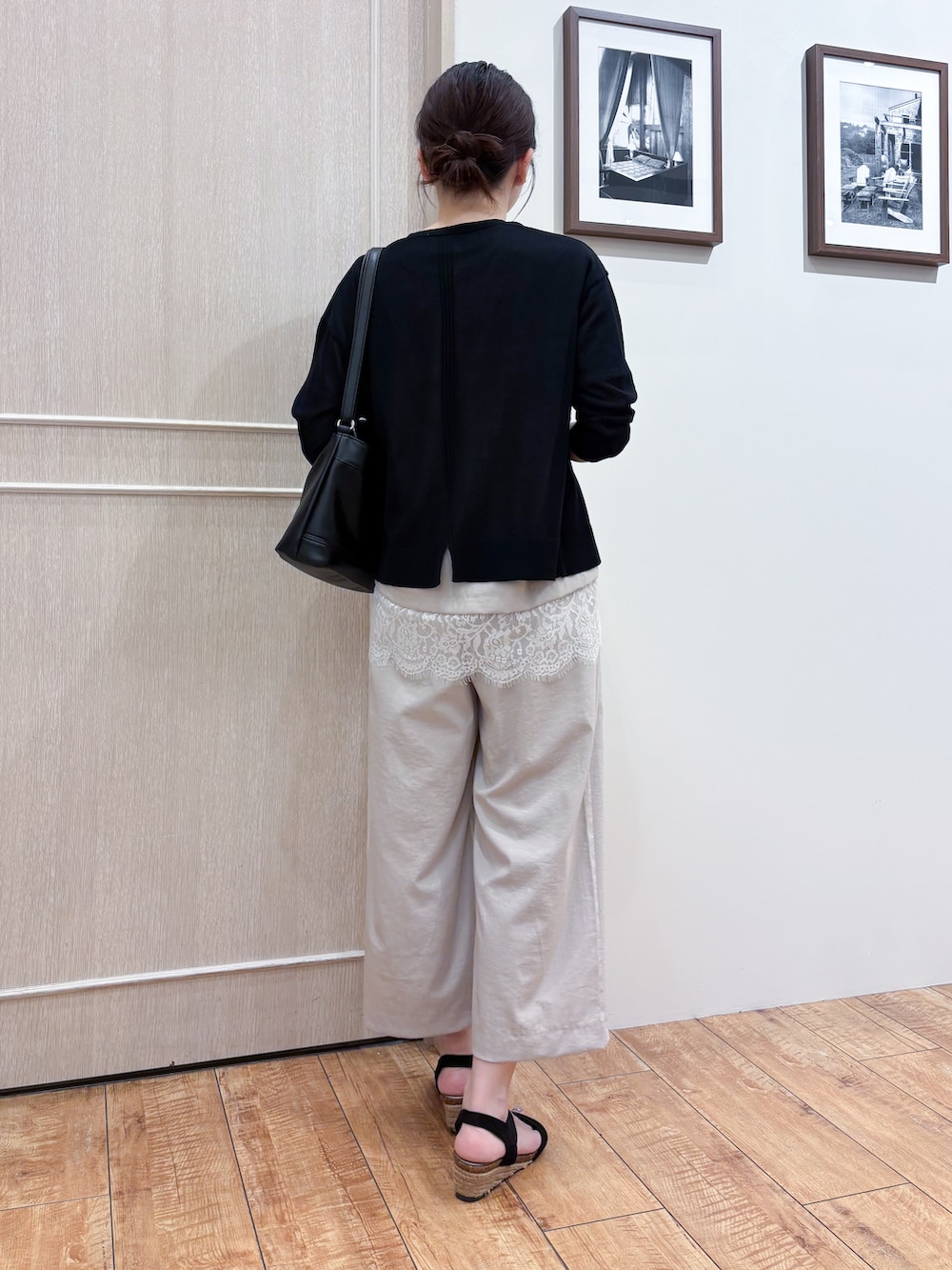 ブラック系のカーディガン/ボレロ、ベージュ系のシャツ/ブラウス、ベージュ系のその他パンツを着用したレディースの夏コーディネートの3枚目の写真